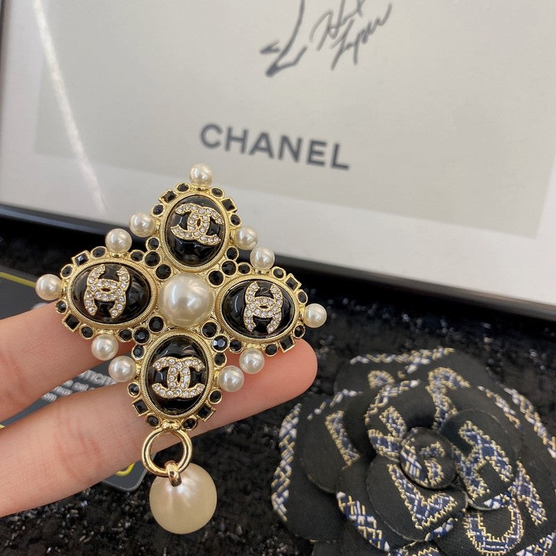 Chanel Pearl Pendant Gold 18K Gold Brooch product image 7, provided for visual reference and product detail review