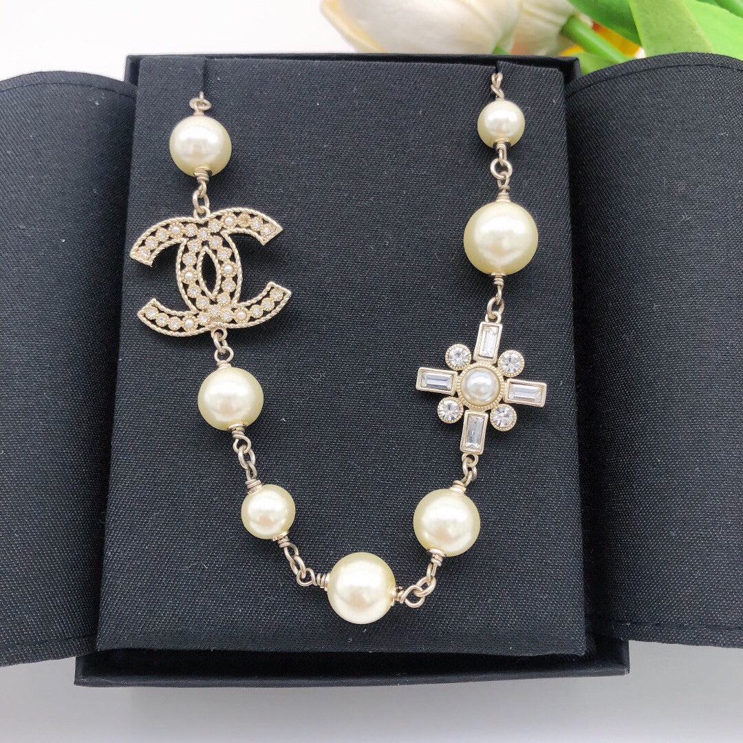 Chanel Flower Pearls Chain 18K Gold Necklace product image 2, provided for visual reference and product detail review