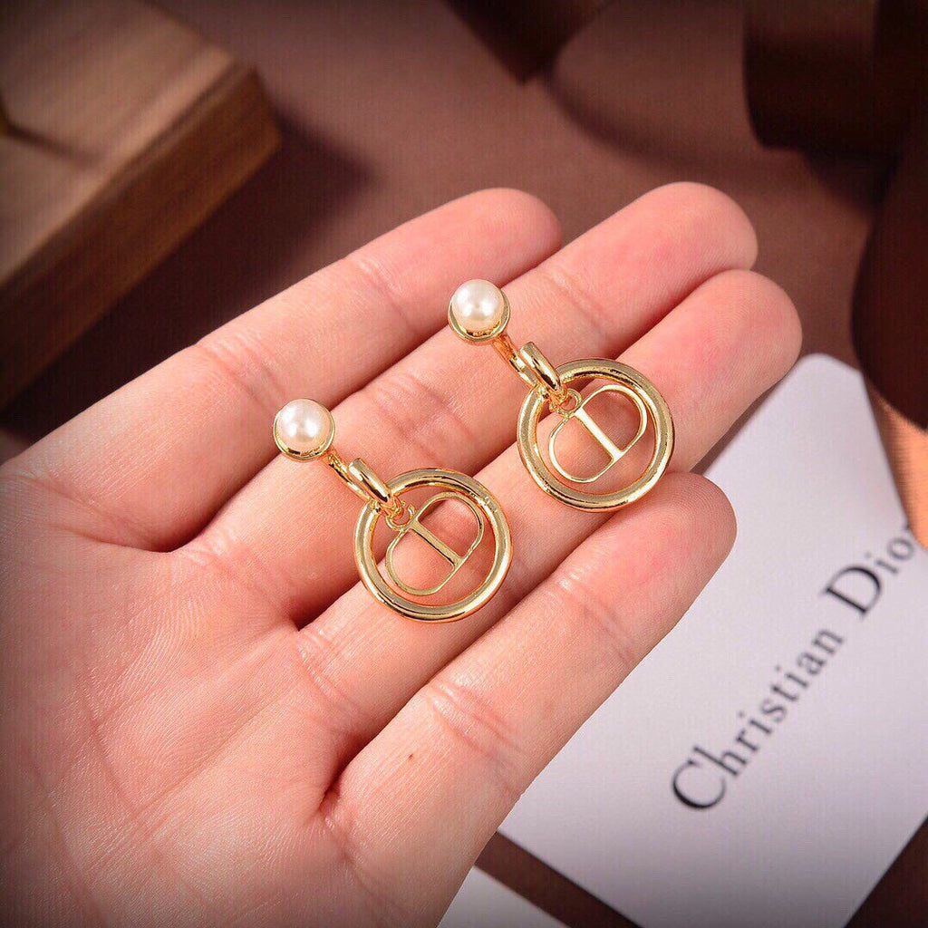 Dior 30 Montaigne Pearls 18K Gold Earrings product image 3, provided for visual reference and product detail review