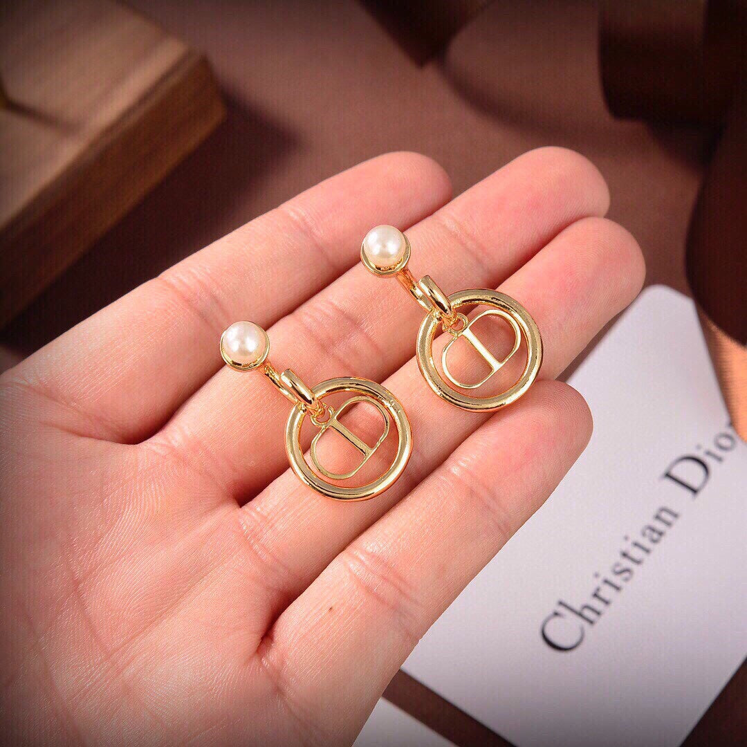 Dior 30 Montaigne Pearls 18K Gold Earrings product image 3, provided for visual reference and product detail review