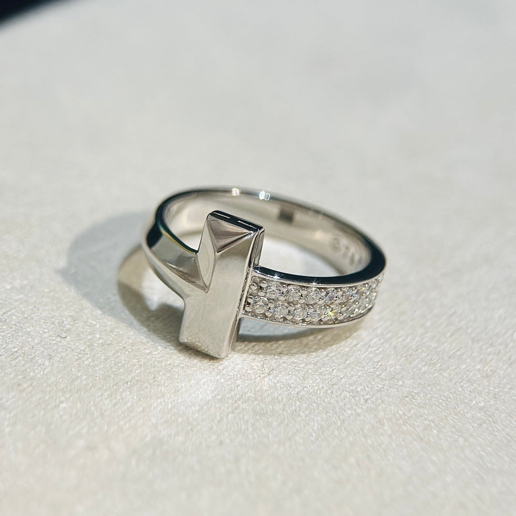 Tiffany Narrow Pave 18K Gold Ring product image 9, provided for visual reference and product detail review