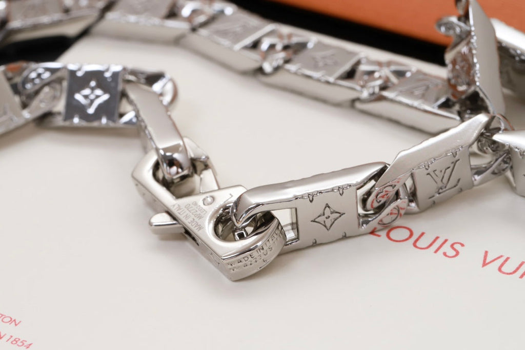 Louis Vuitton Monogram Tied Up 18K Gold Bracelet product image 5, provided for visual reference and product detail review