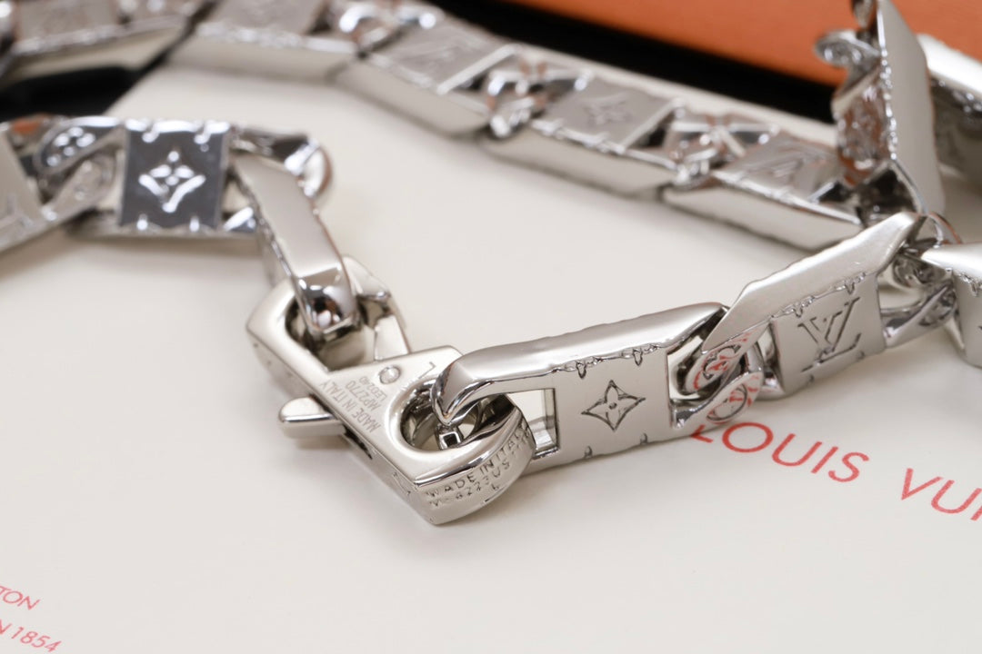 Louis Vuitton Monogram Tied Up 18K Gold Bracelet product image 5, provided for visual reference and product detail review