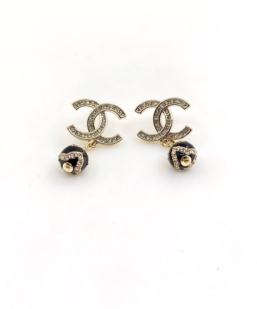 Chanel Pearl Pendant 18K Gold Earrings product image 4, provided for visual reference and product detail review
