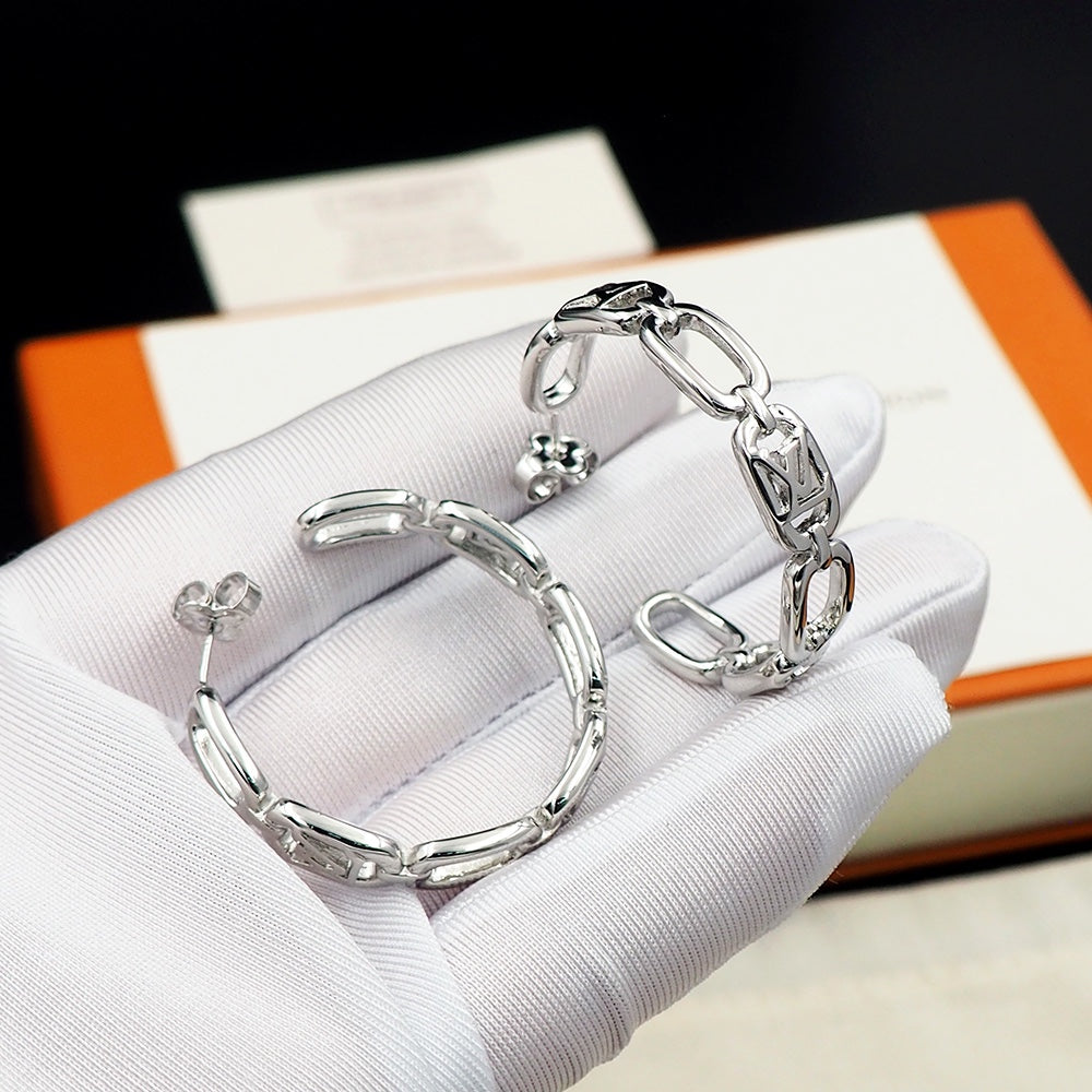 Louis Vuitton My Chain 18K Gold Earrings product image 6, provided for visual reference and product detail review