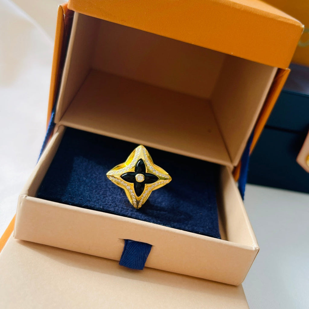 Louis Vuitton Ever Blossom 18K Gold Ring product image 4, provided for visual reference and product detail review