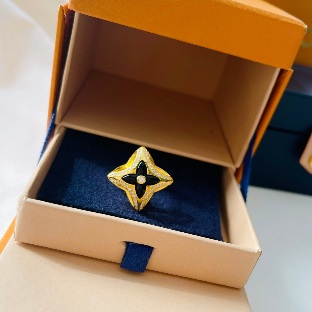 Louis Vuitton Ever Blossom 18K Gold Ring product image 4, provided for visual reference and product detail review
