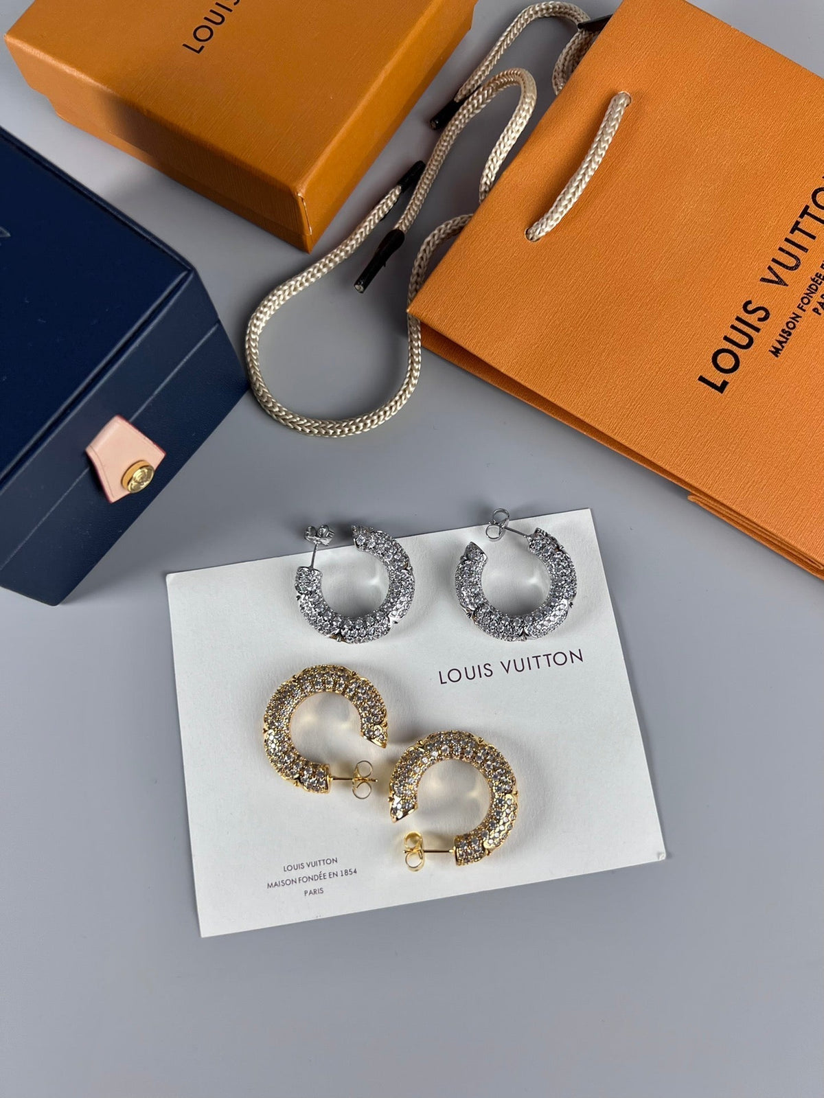Louis Vuitton Circle Diamonds 18K Gold Earrings product image 7, provided for visual reference and product detail review