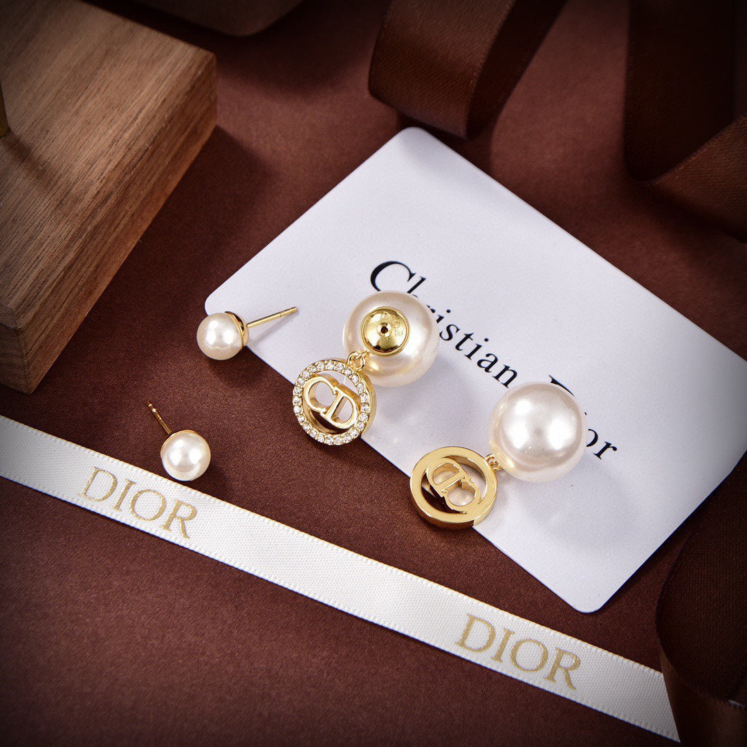 Dior Tribales Pearl 18K Gold Earrings product image 8, provided for visual reference and product detail review