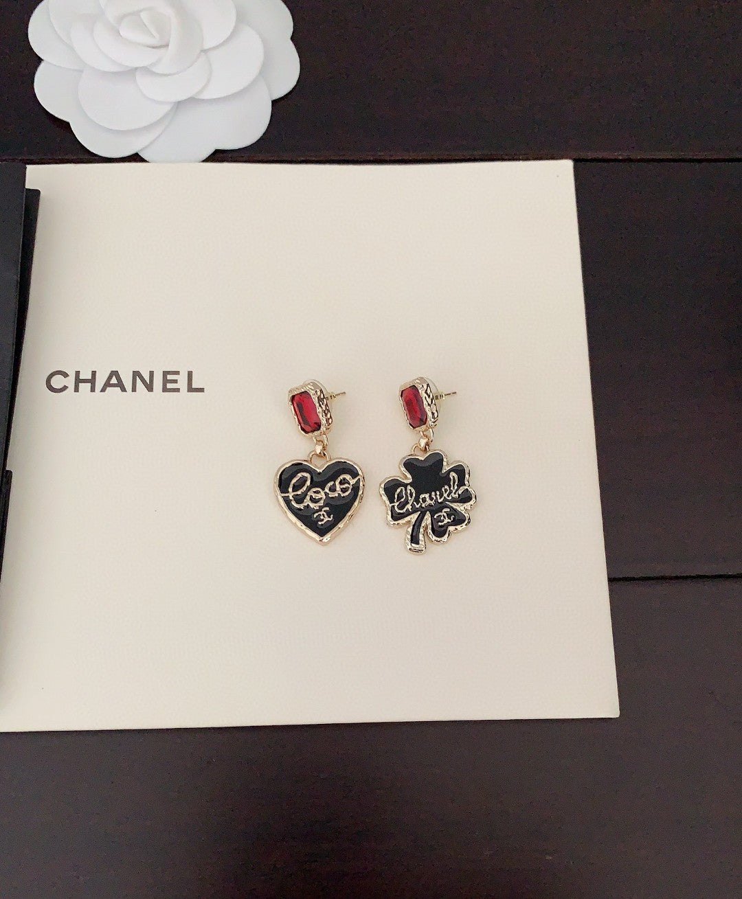 Chanel Heart 18K Gold Earrings product image 3, provided for visual reference and product detail review