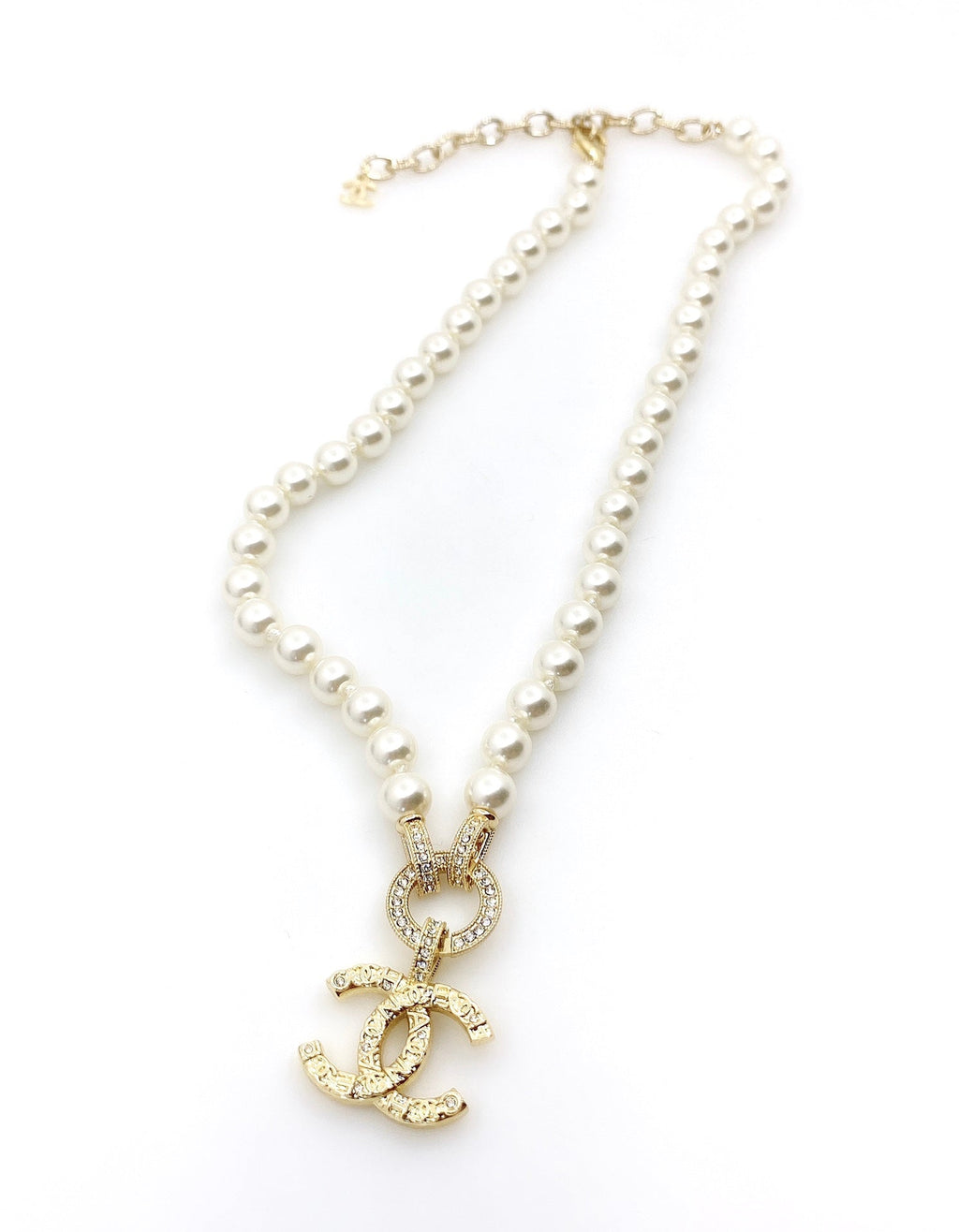 Chanel Pearls Choker 18K Gold Necklace product image 7, provided for visual reference and product detail review