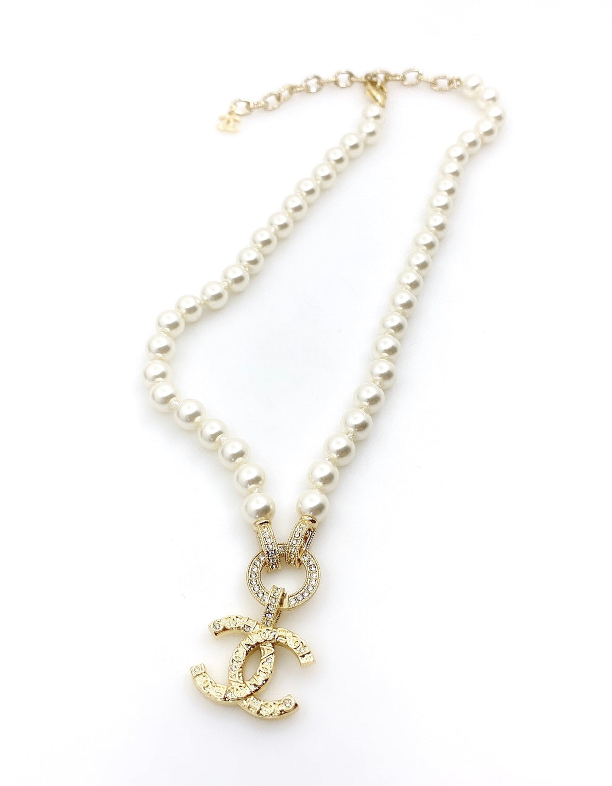 Chanel Pearls Choker 18K Gold Necklace product image 7, provided for visual reference and product detail review