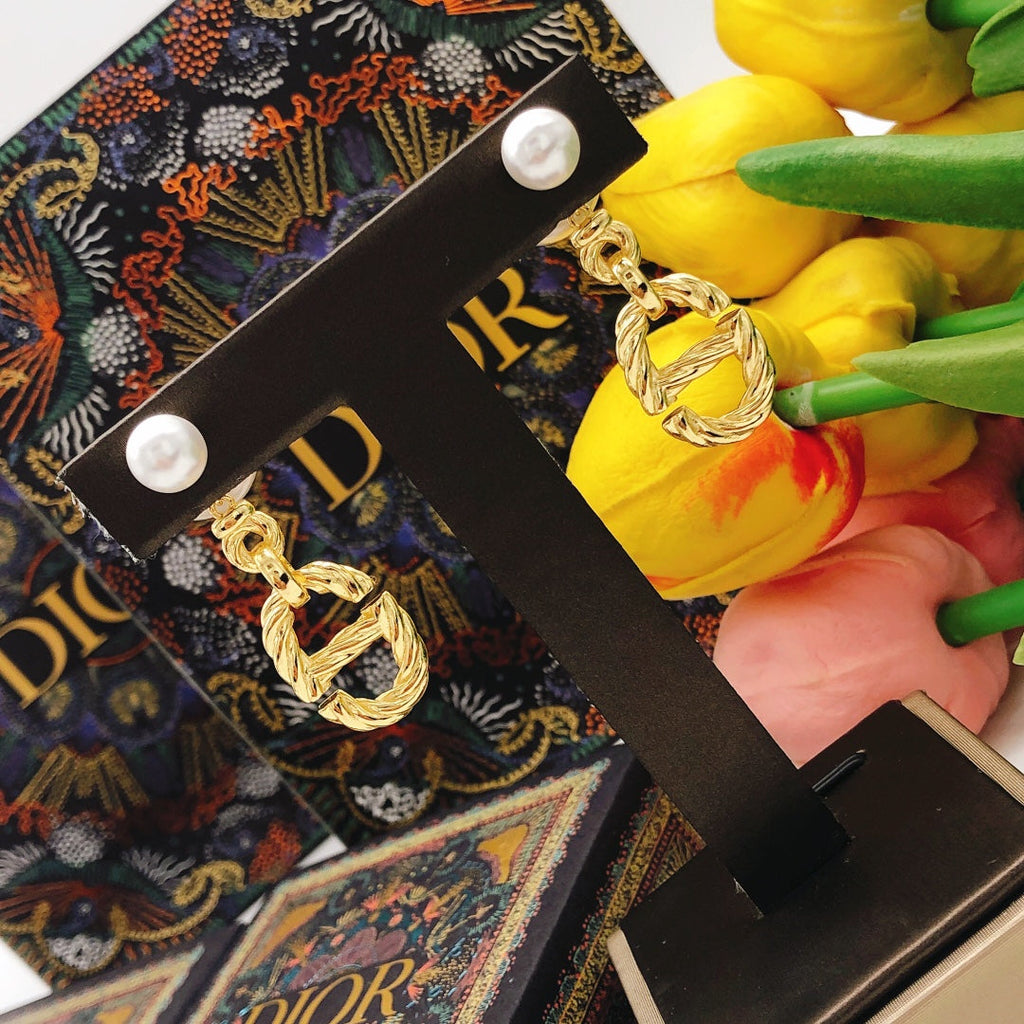 Dior 30 Montaigne Pearls 18K Gold Earrings product image 9, provided for visual reference and product detail review