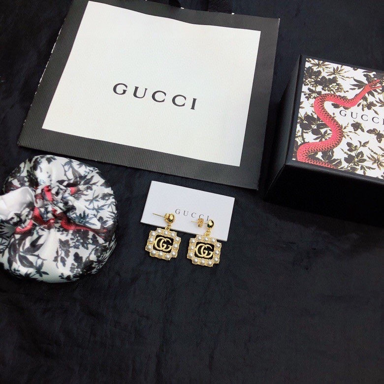 Gucci Double Square Pearls 18K Gold Earrings product image 4, provided for visual reference and product detail review
