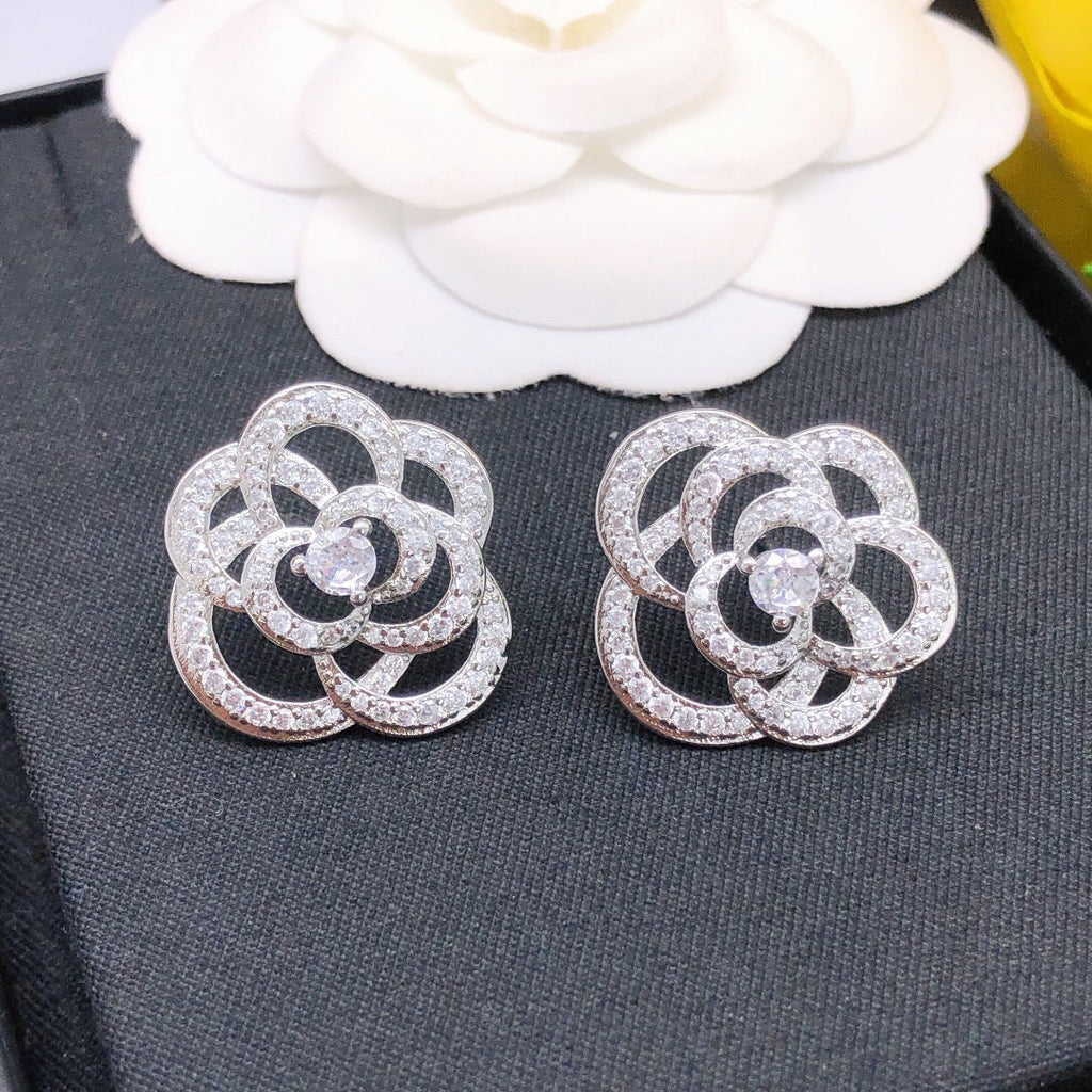 Chanel Camellia Diamond 18K Gold Earrings product image 1, provided for visual reference and product detail review