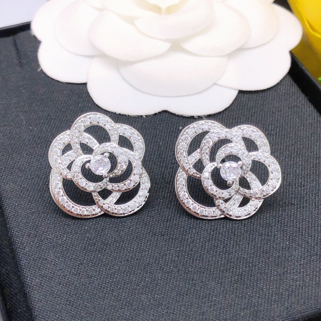 Chanel Camellia Diamond 18K Gold Earrings product image 1, provided for visual reference and product detail review