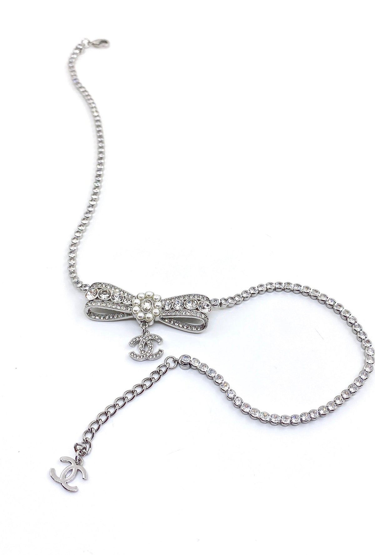 Chanel Diamonds Bow Tie 18K Gold Necklace product image 7, provided for visual reference and product detail review
