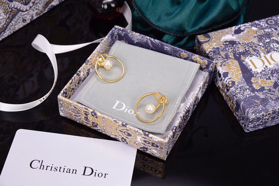 Dior 30 Montaigne Pearls 18K Gold Earrings product image 9, provided for visual reference and product detail review