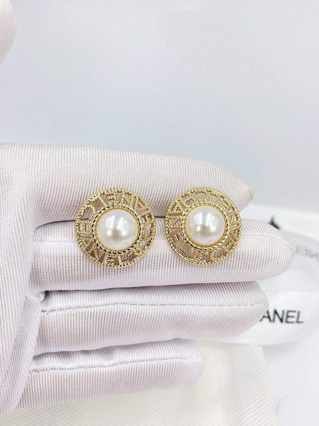 Chanel Pearl Round 18K Gold Earrings product image 7, provided for visual reference and product detail review