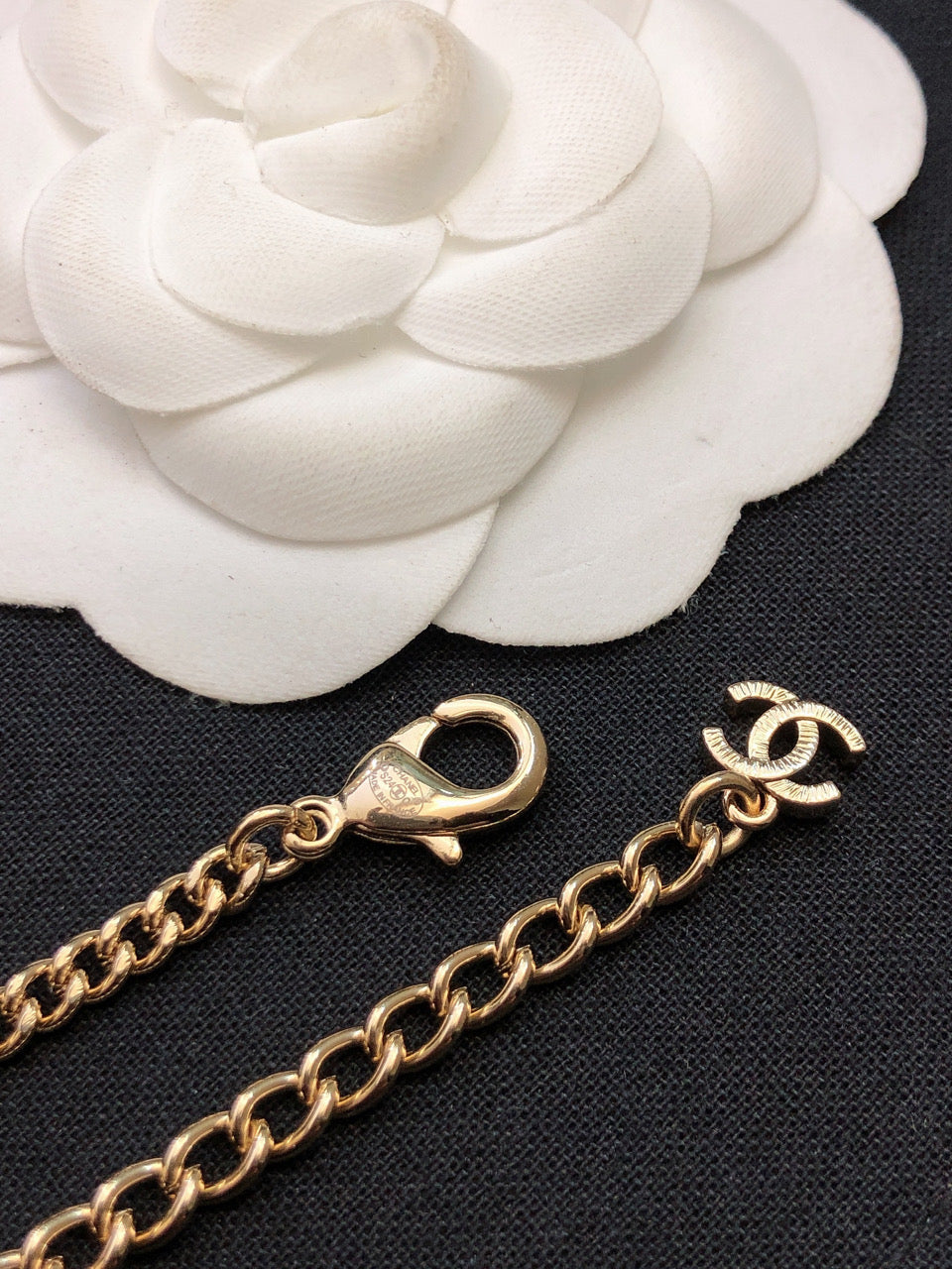 Chanel Pearls Bag Pendant 18K Gold Necklace product image 8, provided for visual reference and product detail review