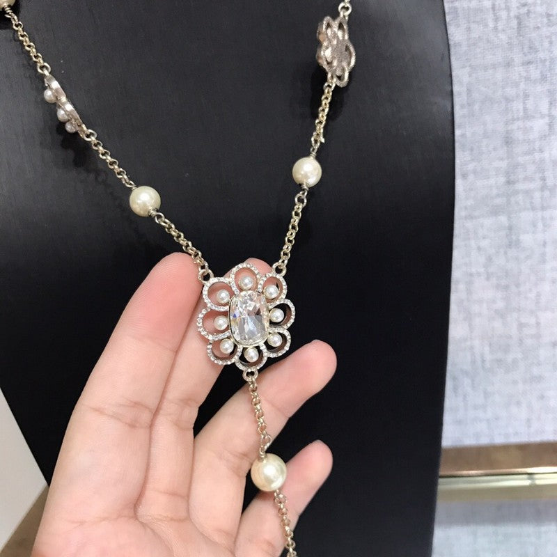 Chanel Flowers Pearl Long 18K Gold Necklace product image 4, provided for visual reference and product detail review