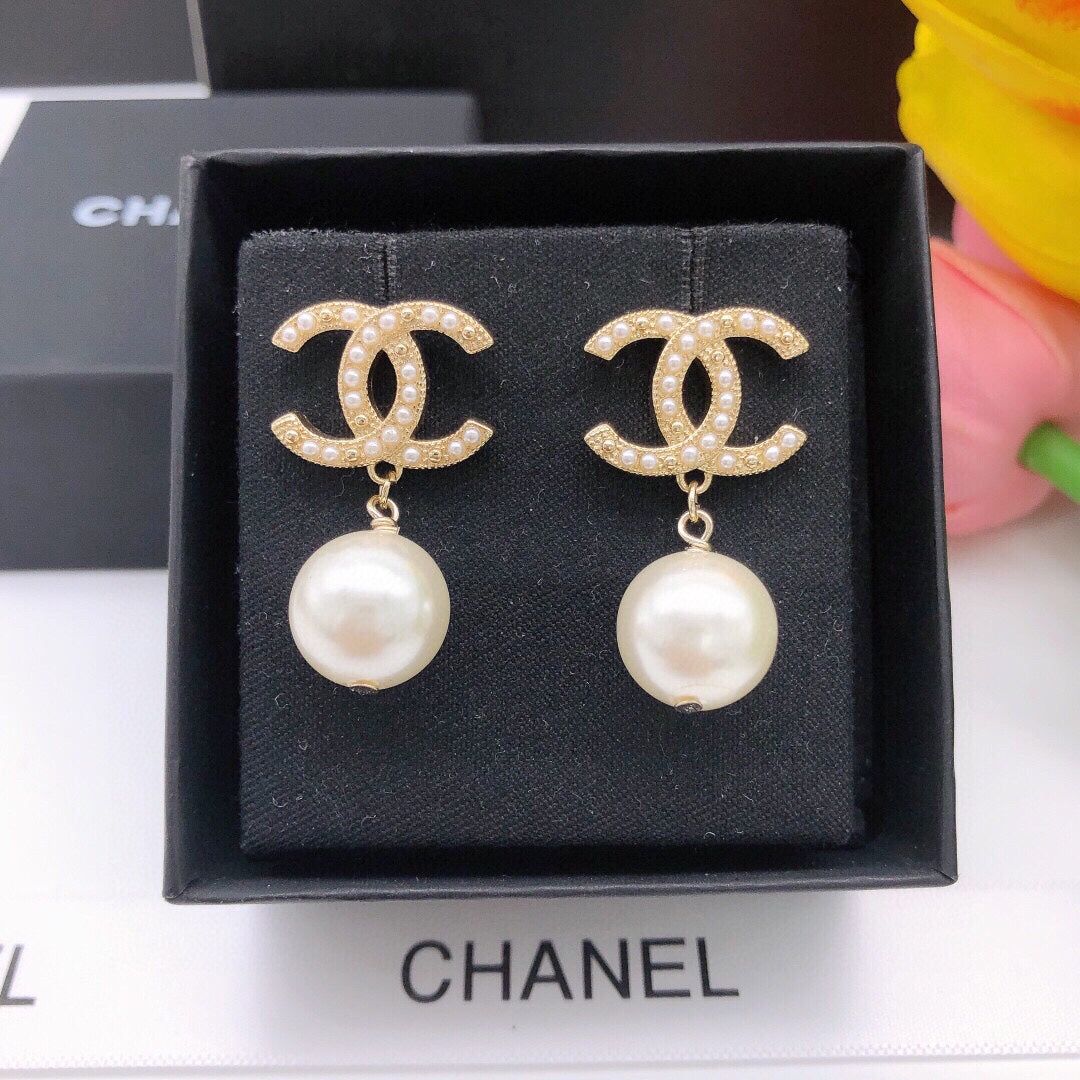 Chanel Pearl Drop 18K Gold Earrings product image 1, provided for visual reference and product detail review