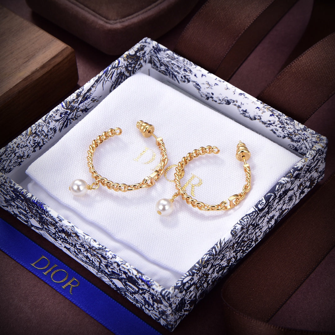 Dior 30 Montaigne 18K Gold Earrings product image 7, provided for visual reference and product detail review