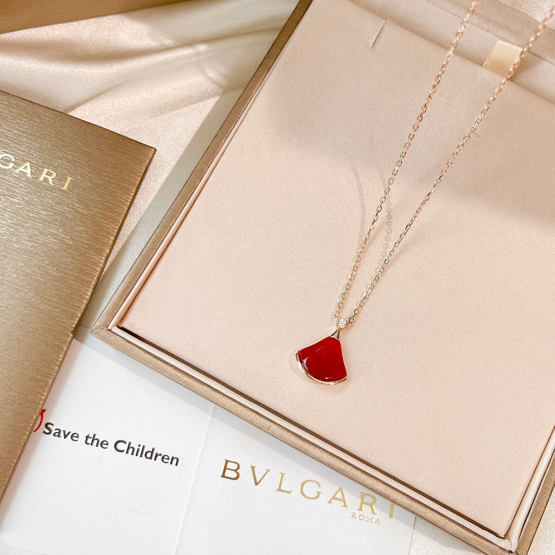 Bvlgari BVLGARI Dream Carnelian 18K Gold Necklace product image 11, provided for visual reference and product detail review