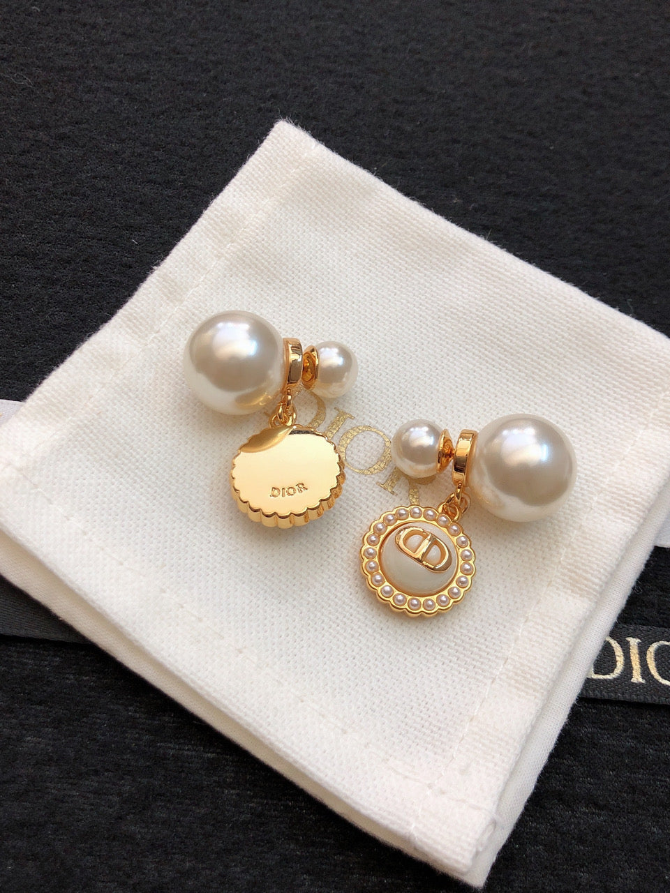 Dior Pearls 18K Gold Earrings product image 7, provided for visual reference and product detail review