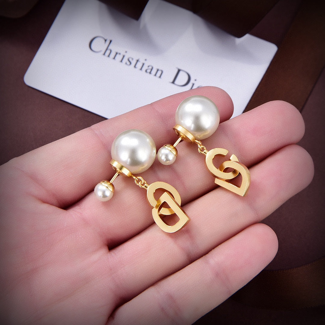 Dior Tribales 18K Gold Earrings product image 6, provided for visual reference and product detail review