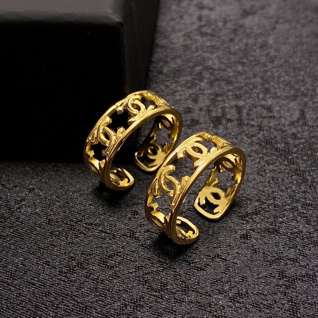 Chanel Vintage Openwork 18K Gold Ring product image 1, provided for visual reference and product detail review
