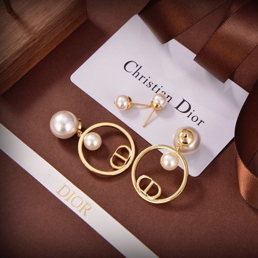 Dior Circle Pearls 18K Gold Earrings product image 8, provided for visual reference and product detail review