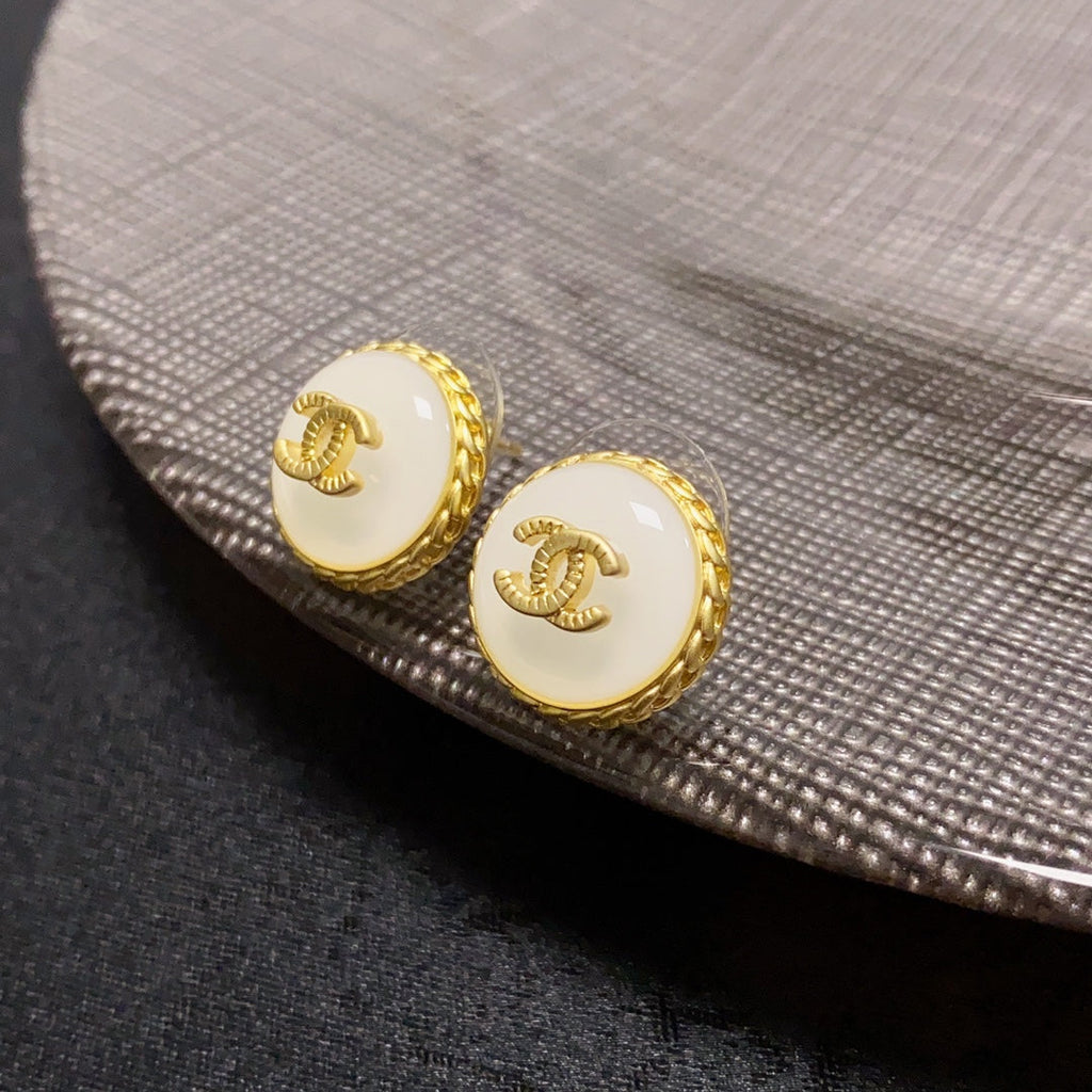 Chanel Pearl Vintage 18K Gold Earrings product image 7, provided for visual reference and product detail review