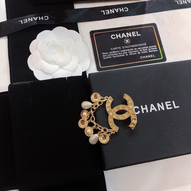 Chanel Pearl Pendant 18K Gold Brooch product image 8, provided for visual reference and product detail review