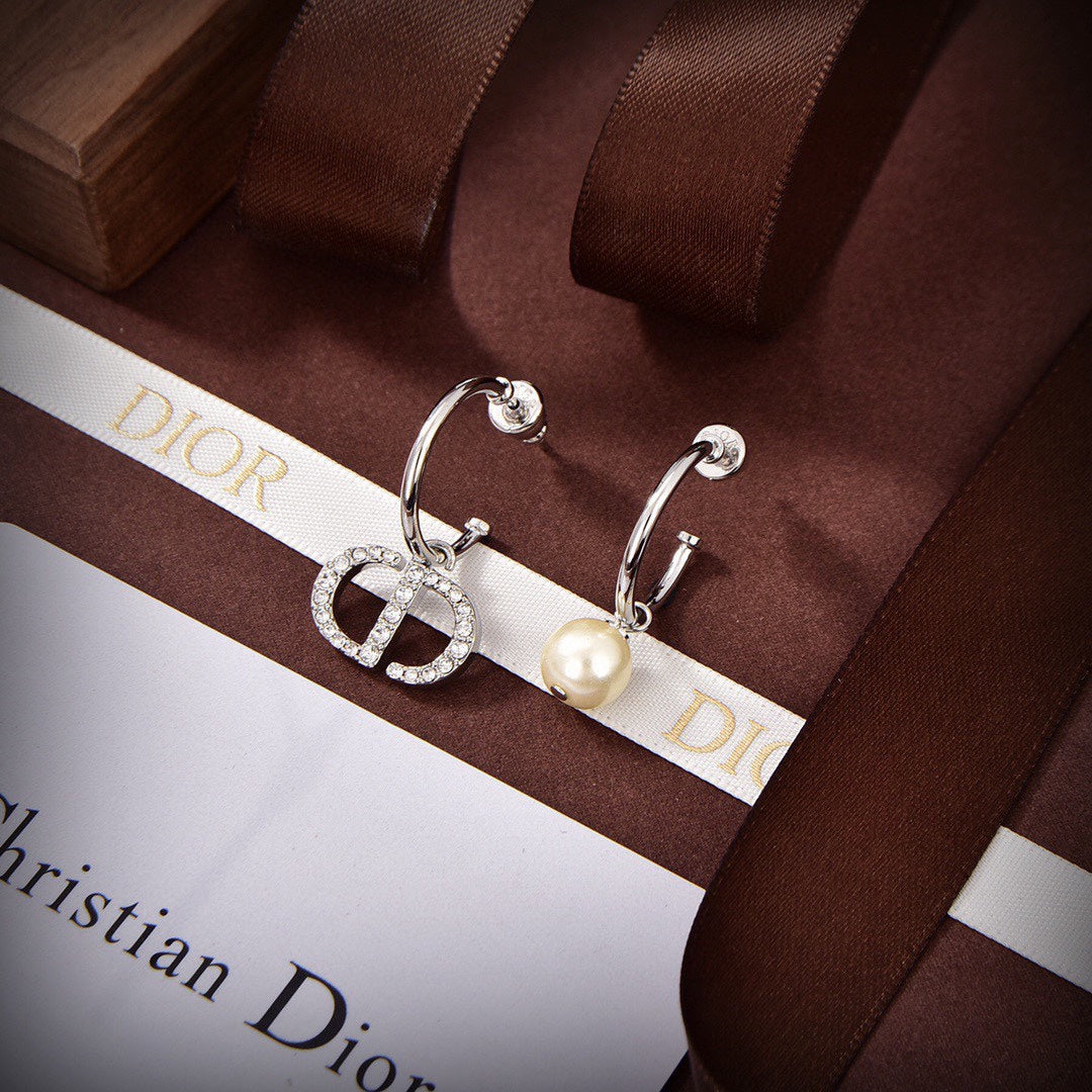 Dior Petit Pearl 18K Gold Earrings product image 6, provided for visual reference and product detail review
