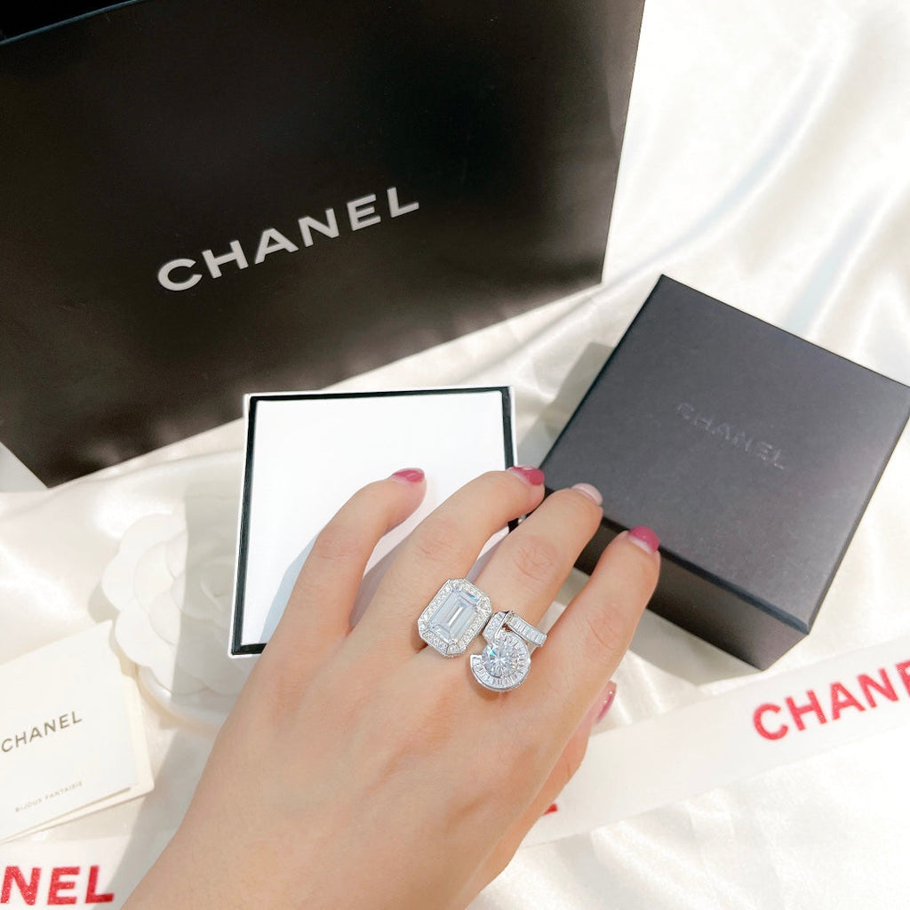 Chanel No.5 Diamonds 18K Gold Ring product image 4, provided for visual reference and product detail review