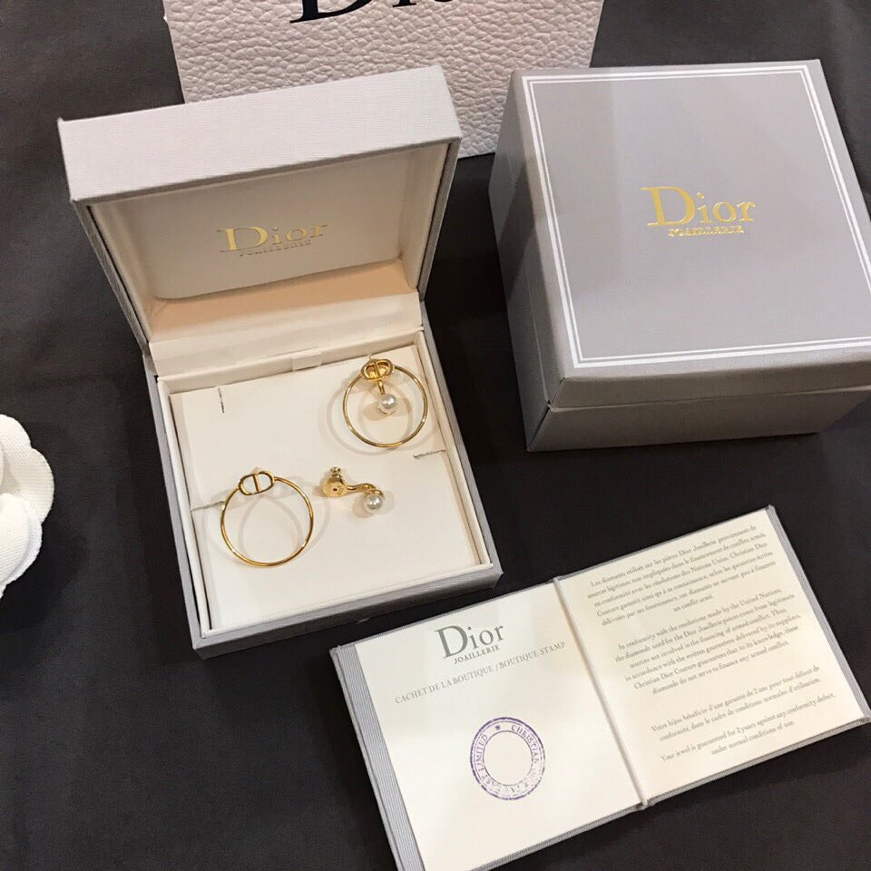 Dior 30 Montaigne Pearl 18K Gold Earrings product image 4, provided for visual reference and product detail review