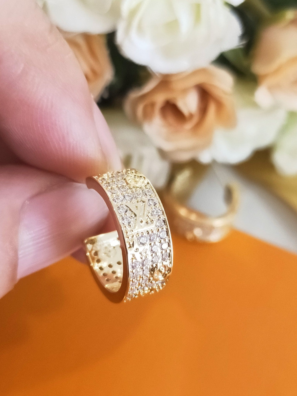 Louis Vuitton Circle 18K Gold Earrings product image 9, provided for visual reference and product detail review