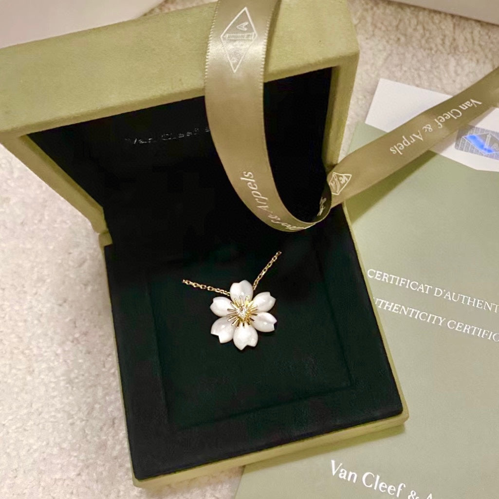 Rose de No?l 18K Gold Necklace product image 9, provided for visual reference and product detail review