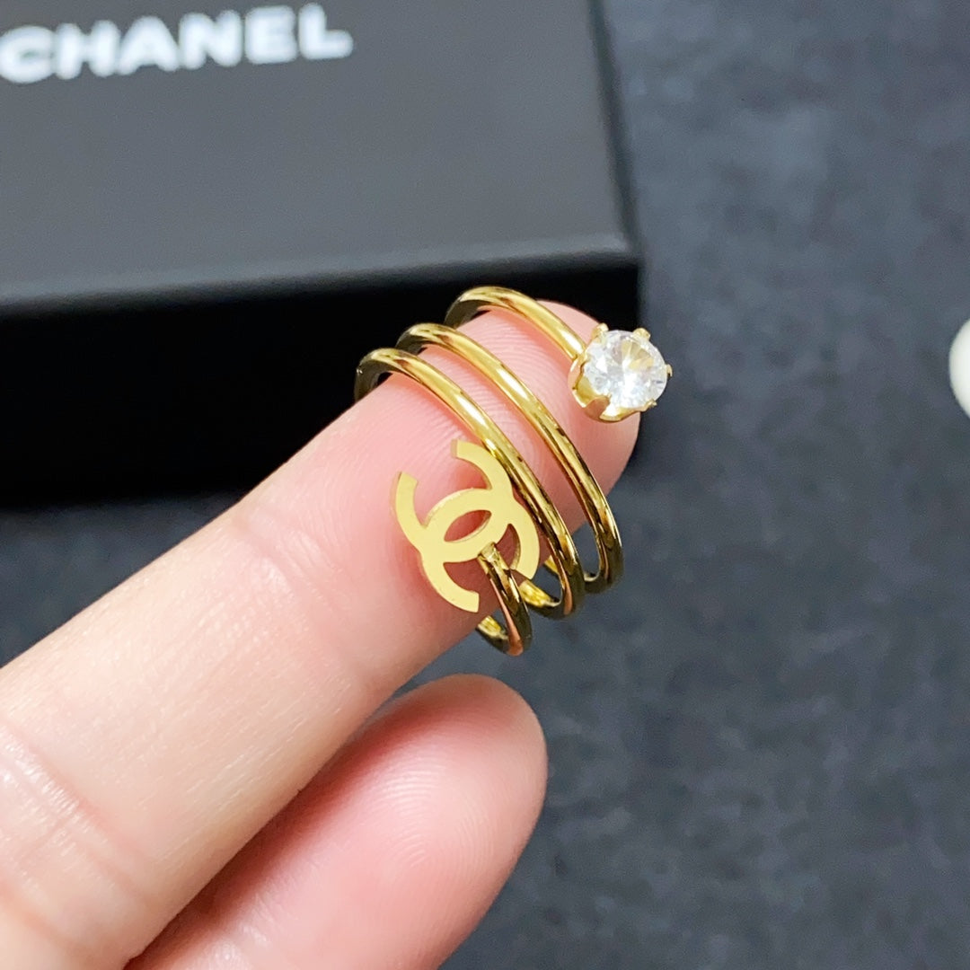 Chanel Vintage Pearl 18K Gold Ring product image 3, provided for visual reference and product detail review
