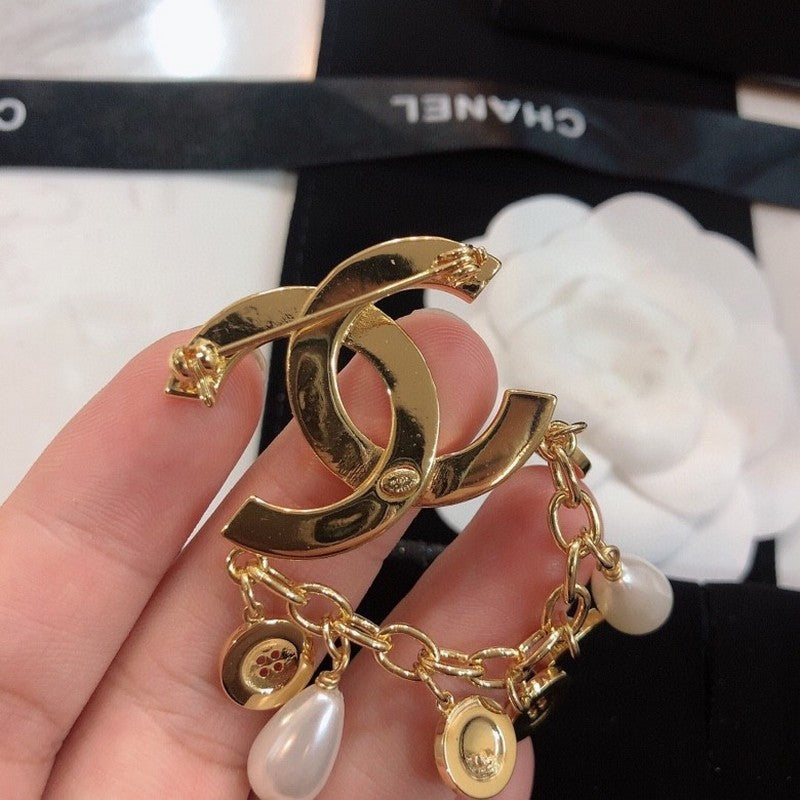 Chanel Pearl Pendant 18K Gold Brooch product image 3, provided for visual reference and product detail review