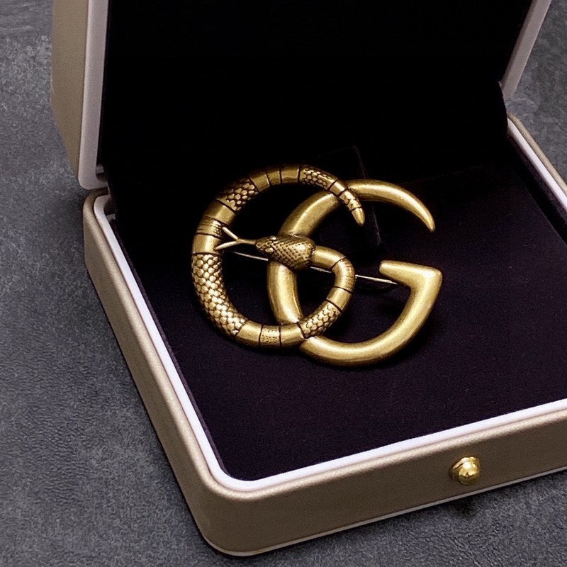 Gucci Double Snake 18K Gold Brooch product image 4, provided for visual reference and product detail review
