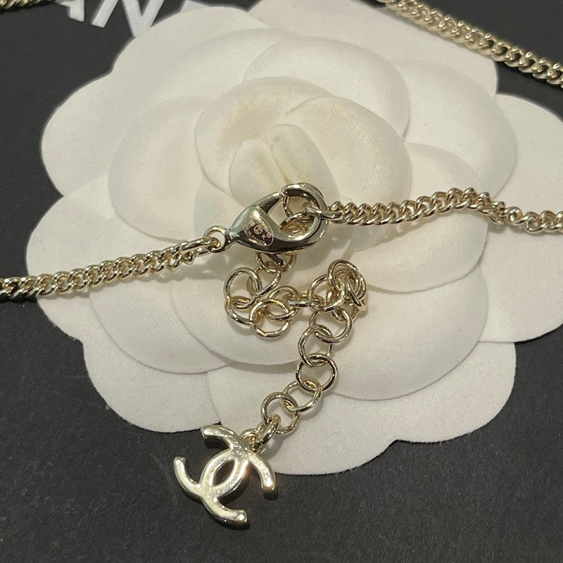Chanel Gold Bow Tie 18K Gold Necklace product image 8, provided for visual reference and product detail review