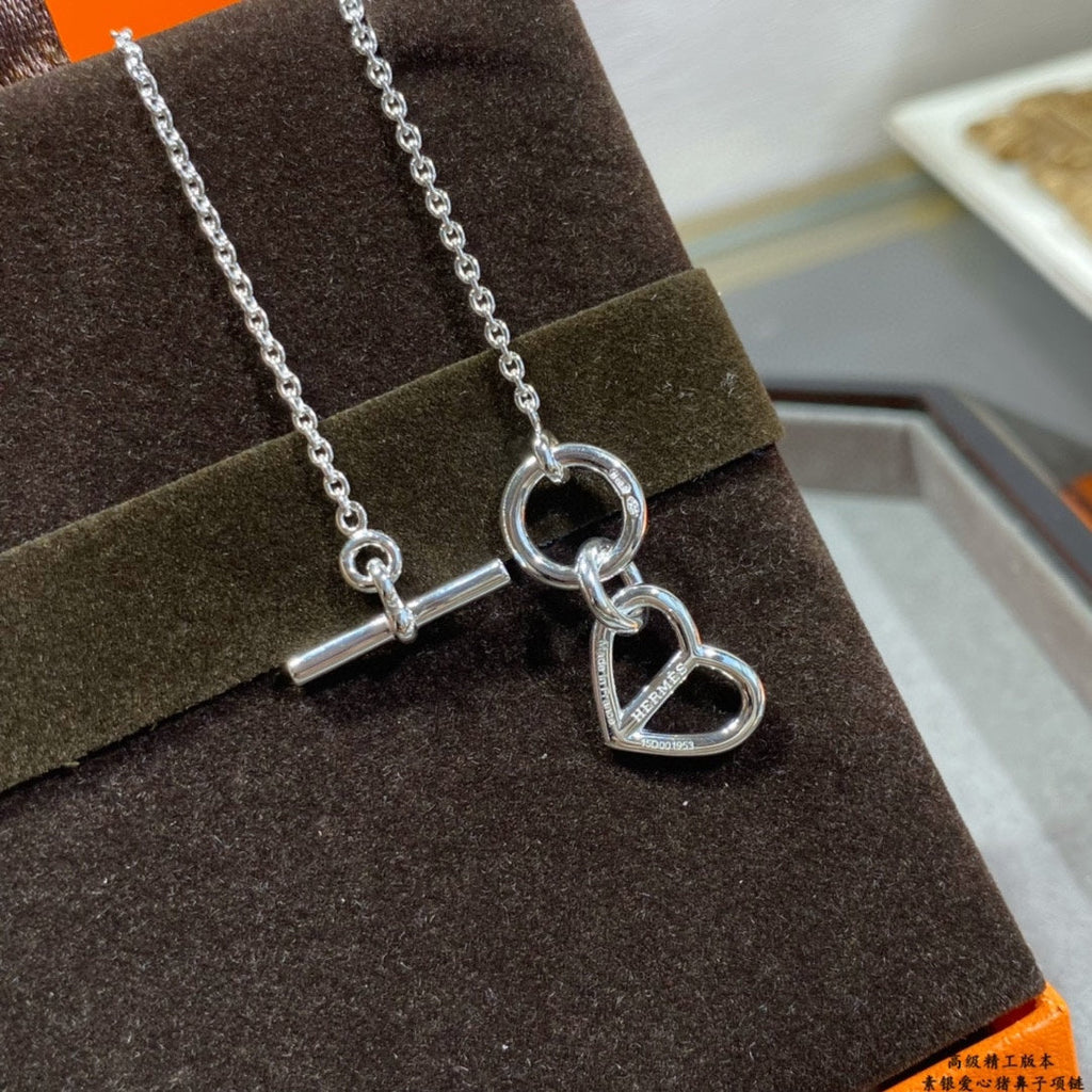Hermes Cache-coeur Amulette Pendant 18K Gold Necklace product image 8, provided for visual reference and product detail