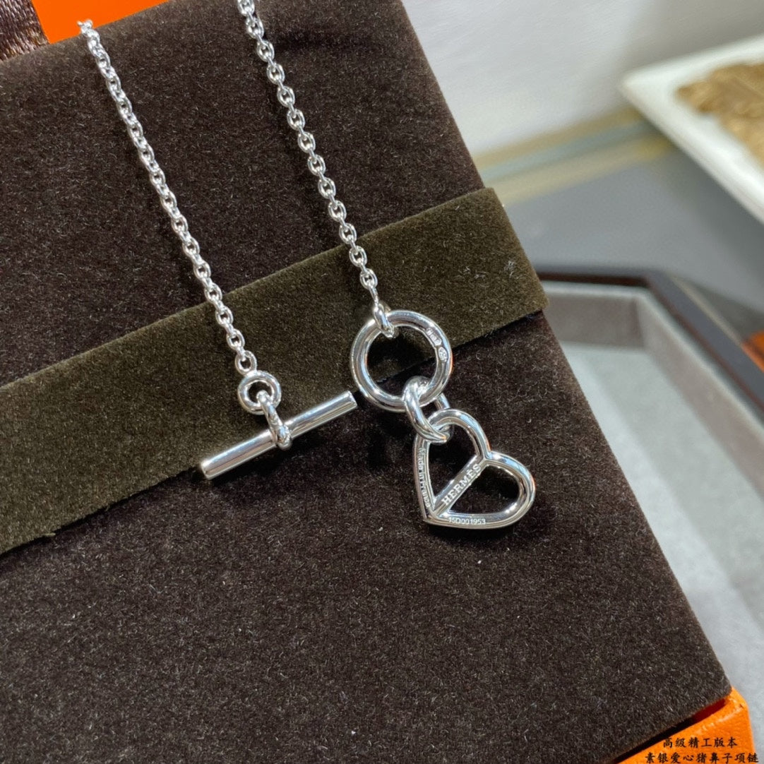 Hermes Cache-coeur Amulette Pendant 18K Gold Necklace product image 8, provided for visual reference and product detail