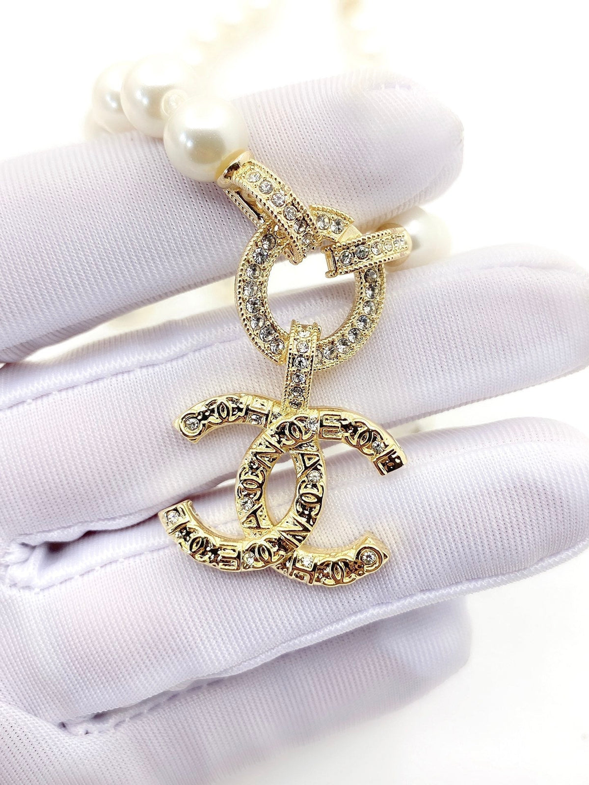 Chanel Pearls Choker 18K Gold Necklace product image 8, provided for visual reference and product detail review