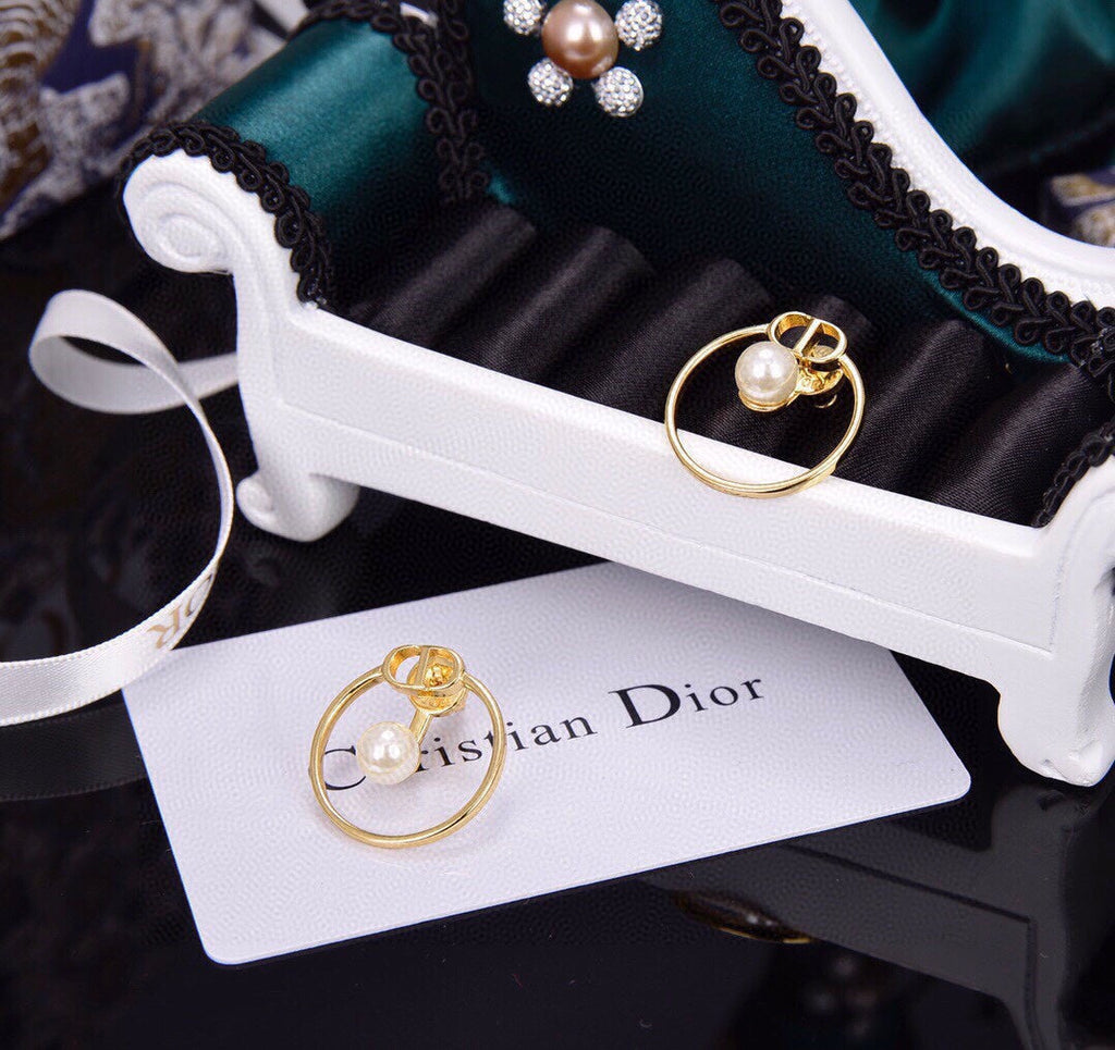 Dior 30 Montaigne Pearls 18K Gold Earrings product image 10, provided for visual reference and product detail review