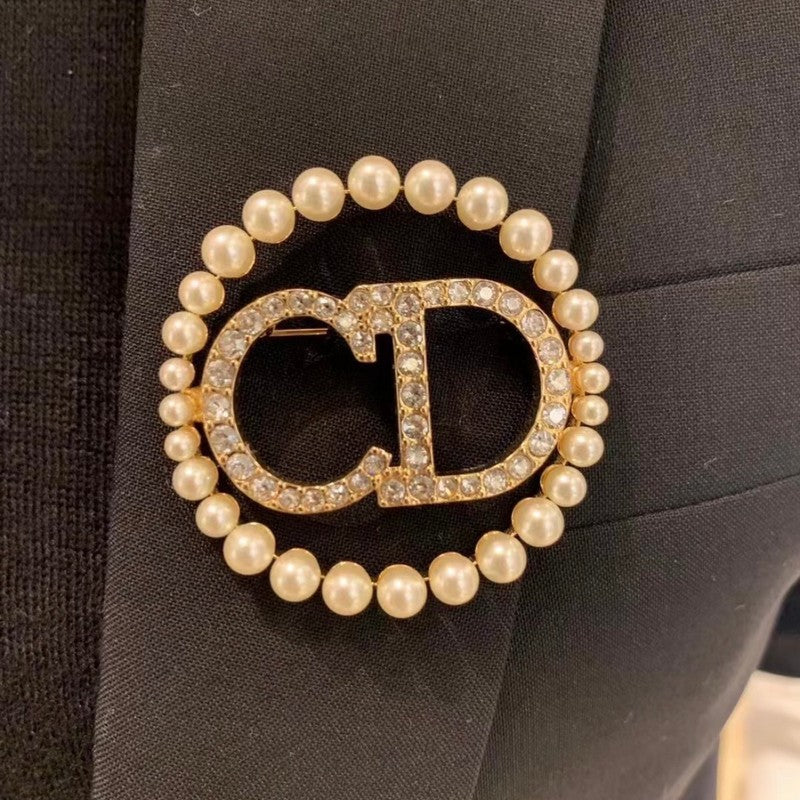 Dior Pearls 18K Gold Brooch product image 3, provided for visual reference and product detail review