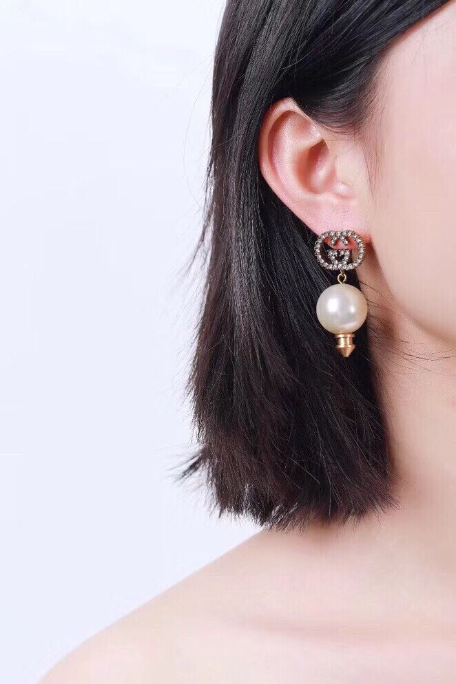 Gucci Double Pearl Pendant 18K Gold Earrings product image 5, provided for visual reference and product detail review