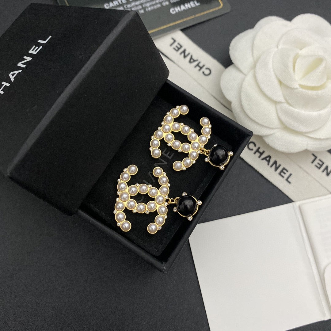 Chanel Pearl Pendant 18K Gold Earrings product image 8, provided for visual reference and product detail review